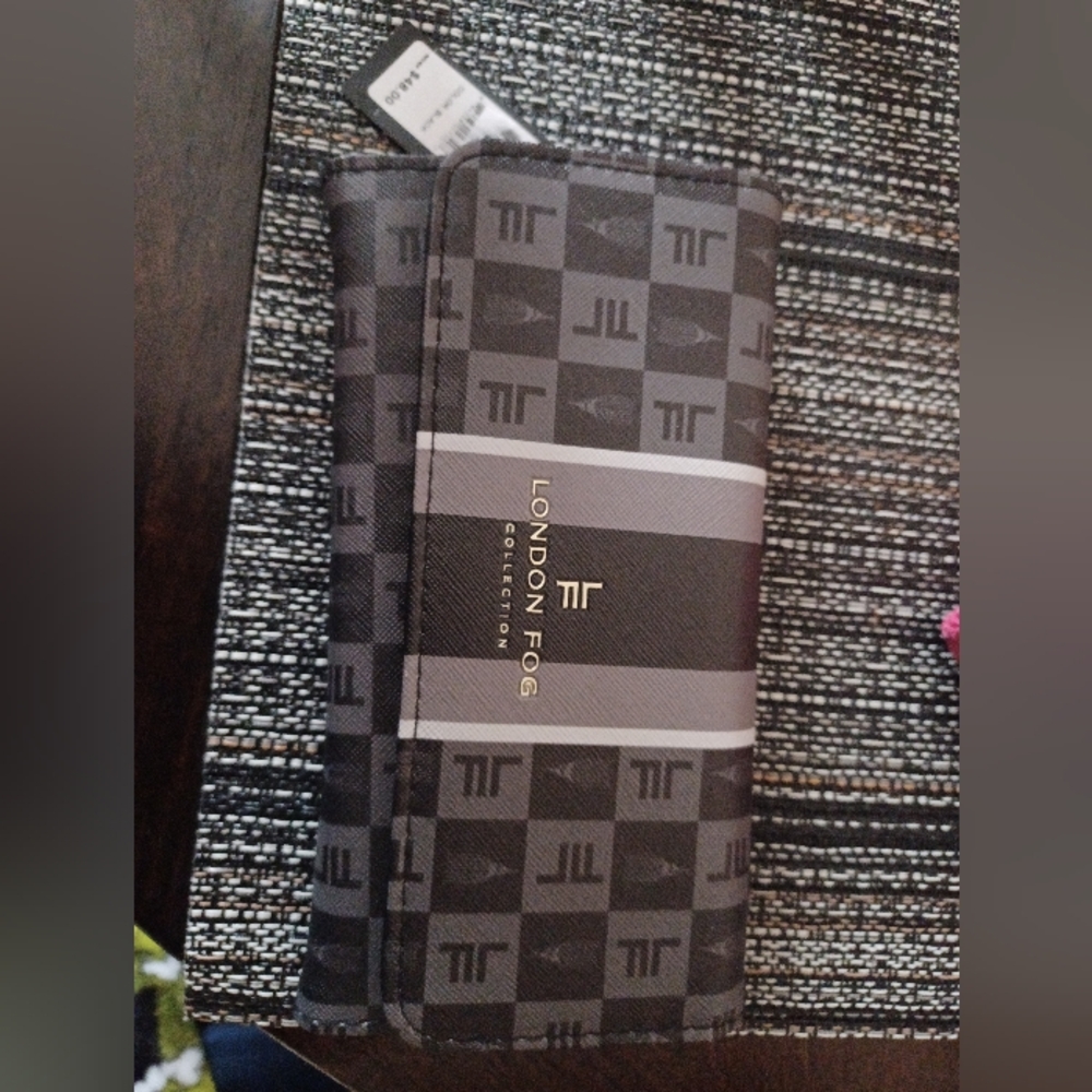 London Fog Black and Gray Wallett